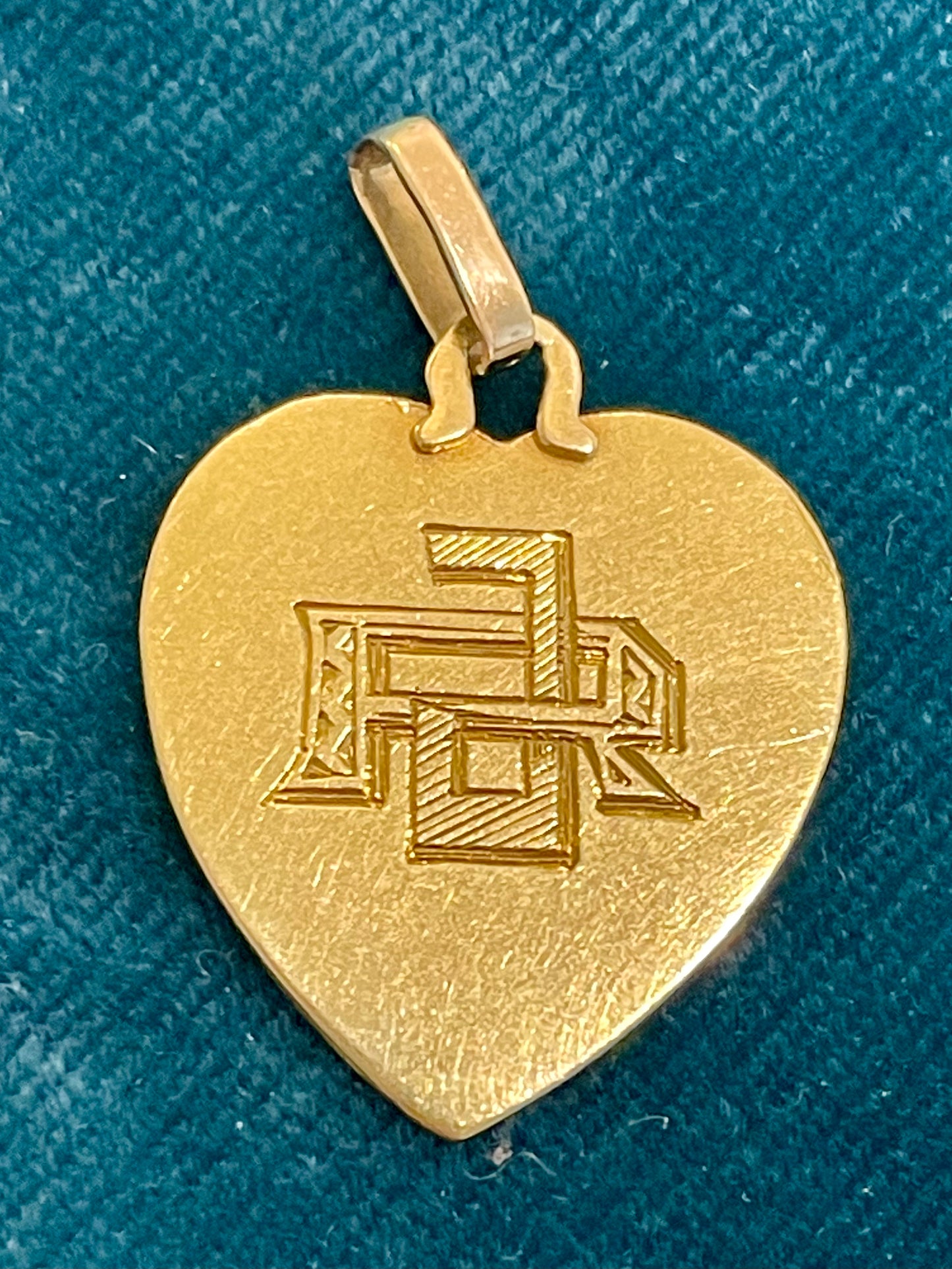 Augis Heart Shape 18k Gold Love Token (M)