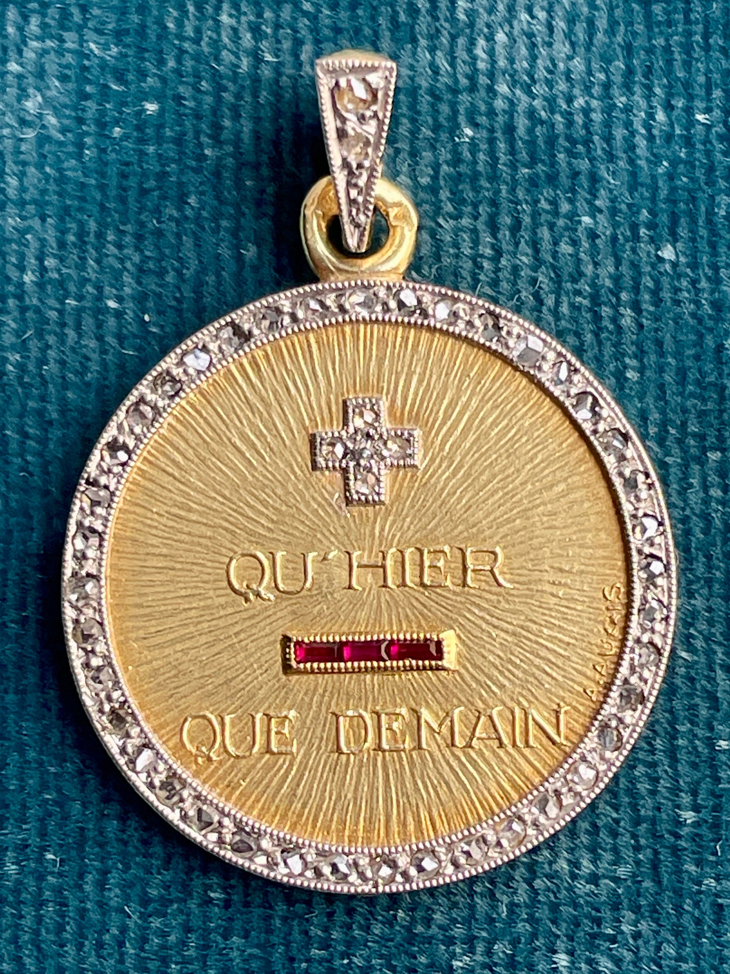 Augis Diamond Halo 18k Gold Love Token (M)