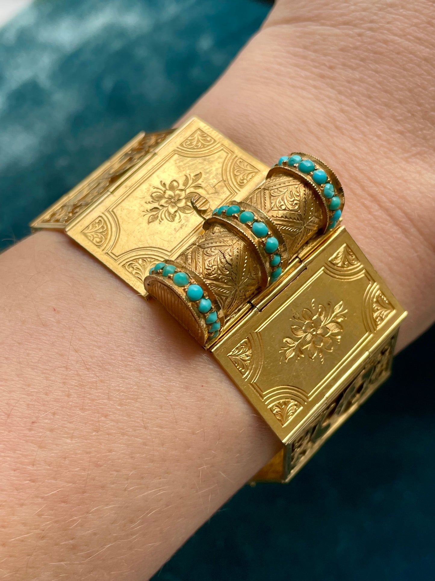 Antique Victorian "Souvenir" Foldable Book 18K Gold Bracelet