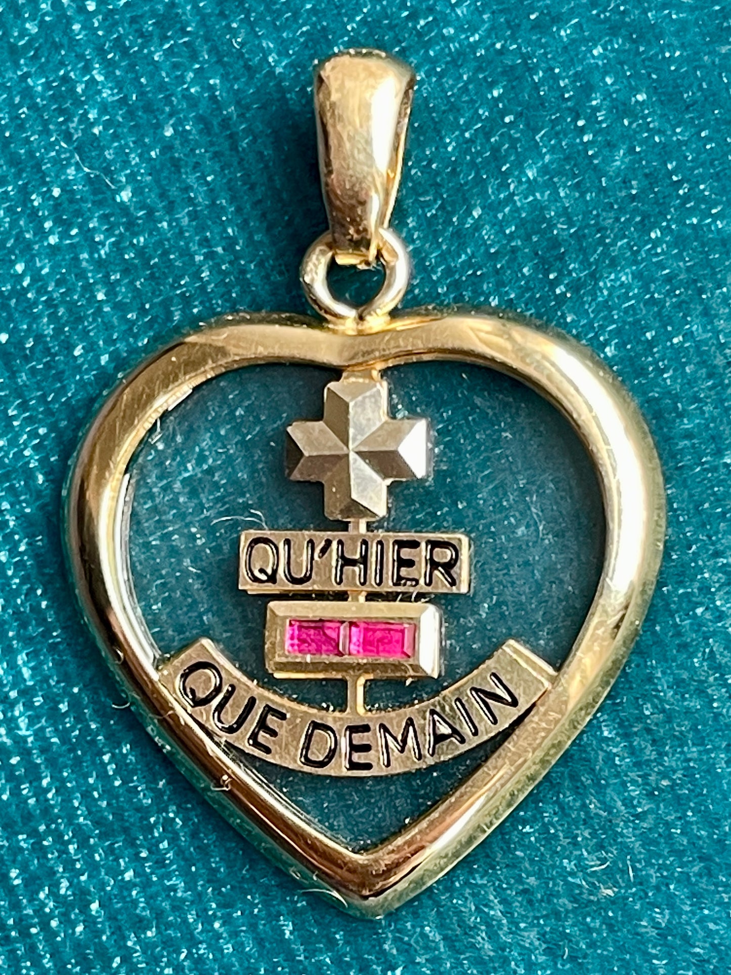 Augis Glass Heart 18k Gold Love Token