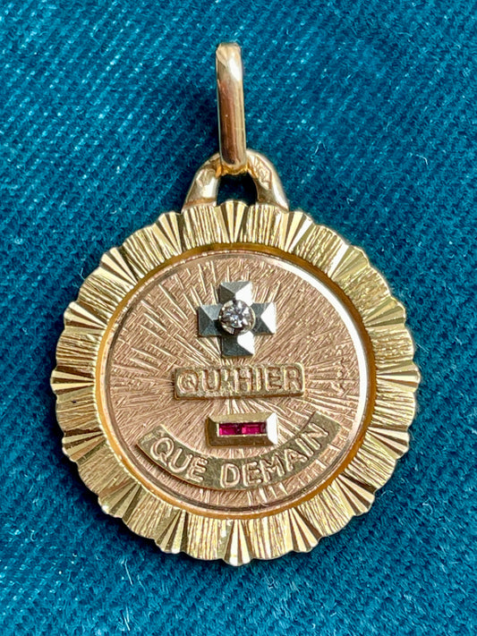 Augis Textured Wreath 18k Gold Love Token (S)