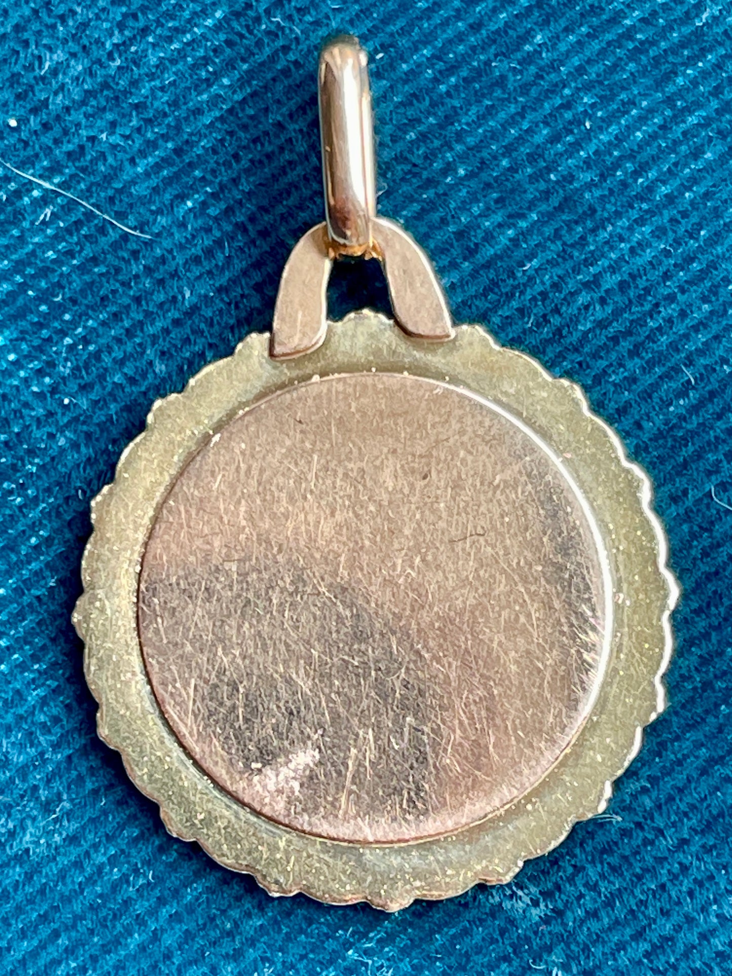 Augis Textured Wreath 18k Gold Love Token (S)