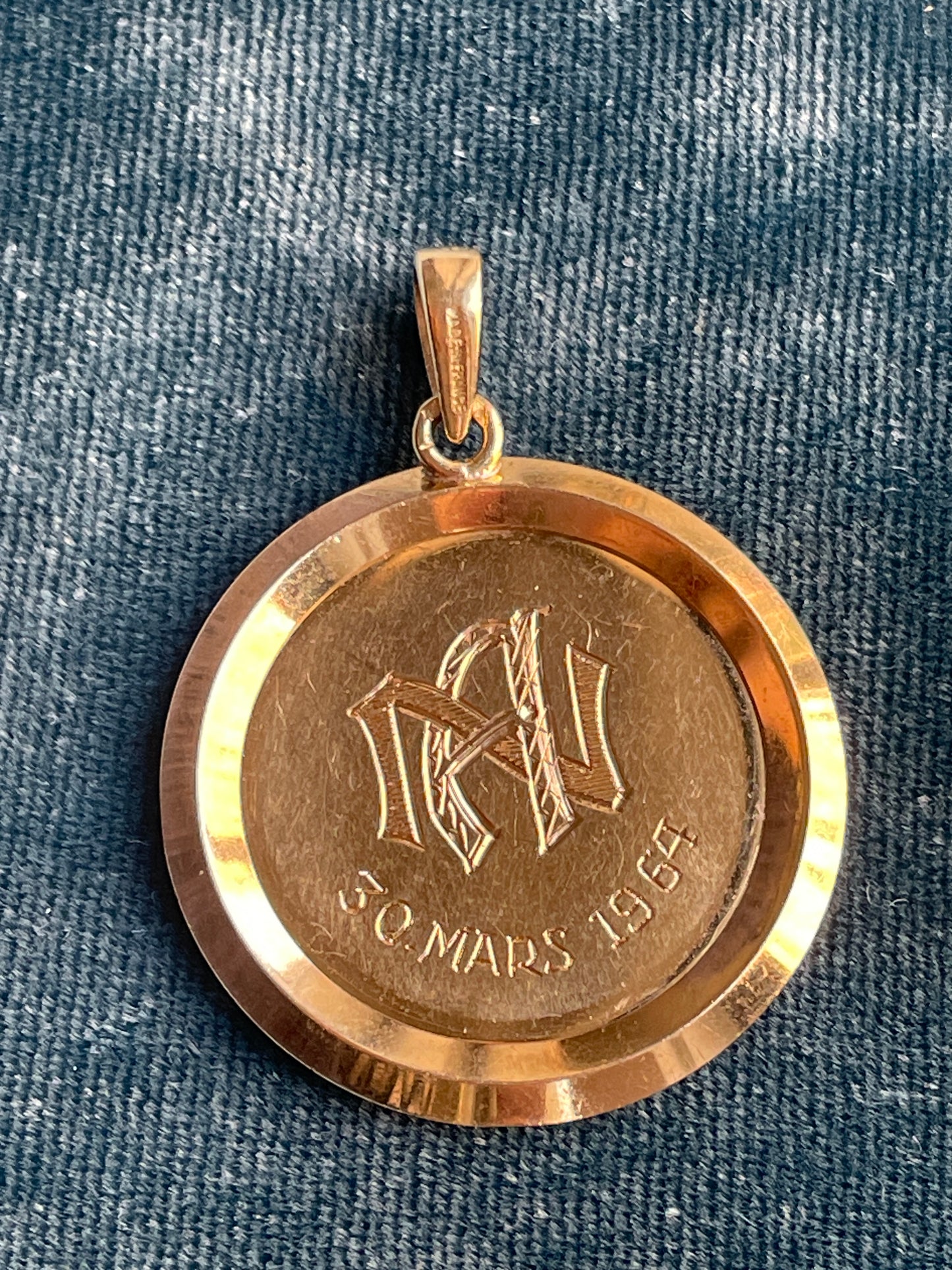 Augis XL 18k Gold Love Token