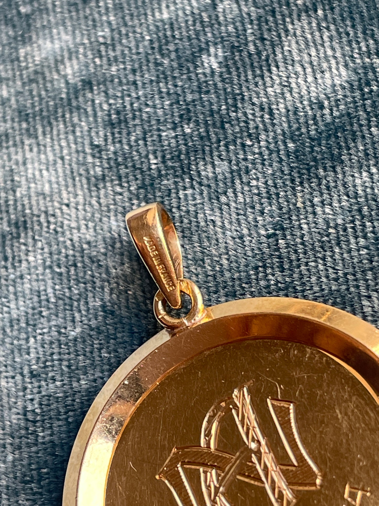 Augis XL 18k Gold Love Token
