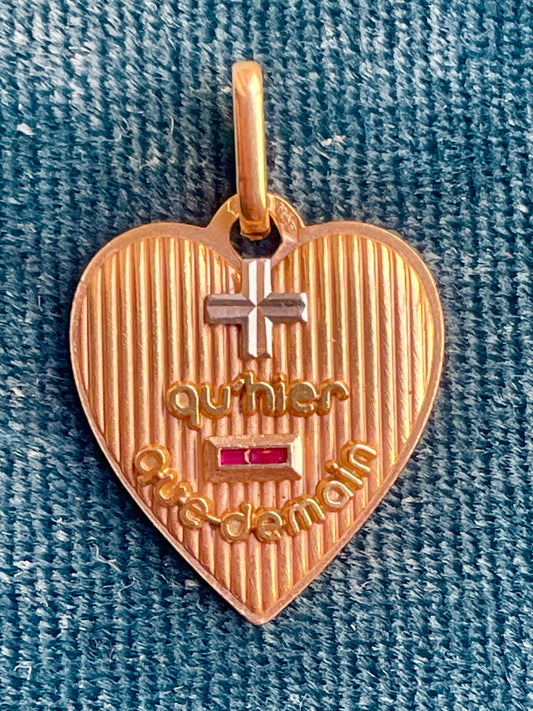 Augis Curved Heart 18k Gold Love Token (S)