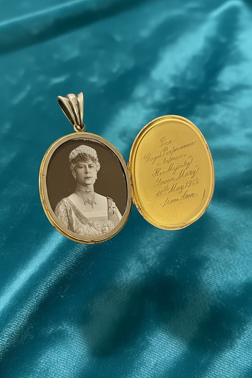 Gold locket with portrait of Queen Mary and engraved text 